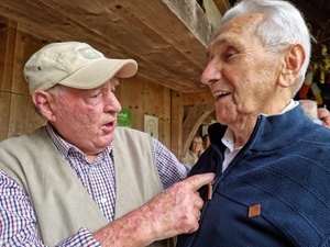 Nach 80 Jahren begegneten sich die beiden Schulfreunde Bernhard Ketterer aus dem Unteribental und André Metzger aus Moernach am Hansmeyerhof zum ersten Mal wieder (Foto: Julien Steinhauser) Nach 80 Jahren begegneten sich die beiden Schulfreunde Bernhard Ketterer aus dem Unteribental und André Metzger aus Moernach am Hansmeyerhof zum ersten Mal wieder (Foto: Julien Steinhauser)