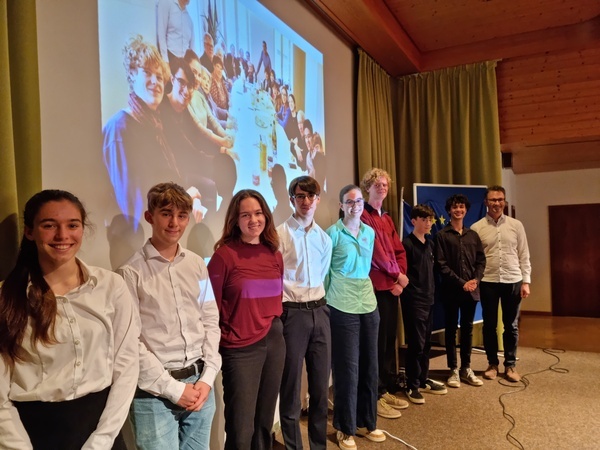 Die Geschichts-AG (Johanna Ruttloff, Valentin Dietrich, Anja Hättich, Emilian Mack, Edith Eicker, Theo Behrends, Johannes Schleiermacher, Benjamin Barth) und ihr Leiter Claudius Heitz nach dem Vortrag (Foto: Julien Steinhauser) Die Geschichts-AG (Johanna Ruttloff, Valentin Dietrich, Anja Hättich, Emilian Mack, Edith Eicker, Theo Behrends, Johannes Schleiermacher, Benjamin Barth) und ihr Leiter Claudius Heitz nach dem Vortrag (Foto: Julien Steinhauser)