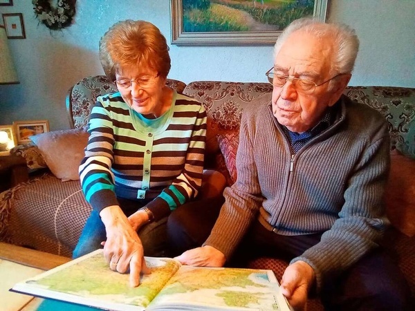 Kurt Bernion und seine Frau Inge erzählen von ihren Erlebnissen im Zweiten Weltkrieg und schwelgen in Erinnerungen. Foto: privat Kurt Bernion und seine Frau Inge erzählen von ihren Erlebnissen im Zweiten Weltkrieg und schwelgen in Erinnerungen. Foto: privat