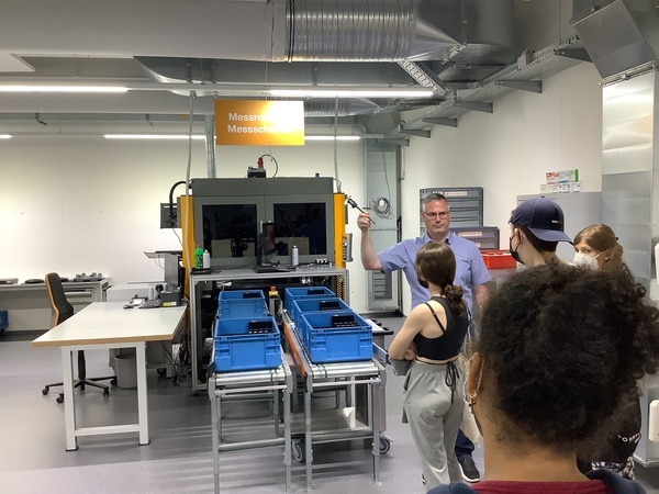 Führung durch die neue Calibration Factory mit Christian Kliche (Leiter des Labors Dimensionell) Führung durch die neue Calibration Factory mit Christian Kliche (Leiter des Labors Dimensionell)