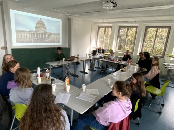 Besuch eines Gaststudierenden aus den USA in der Englisch-AG