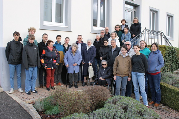 Die Geschichts-AG und ihre elsssischen Gastgeber vor dem Rathaus in Mrnach (Foto: Clment Heinis)