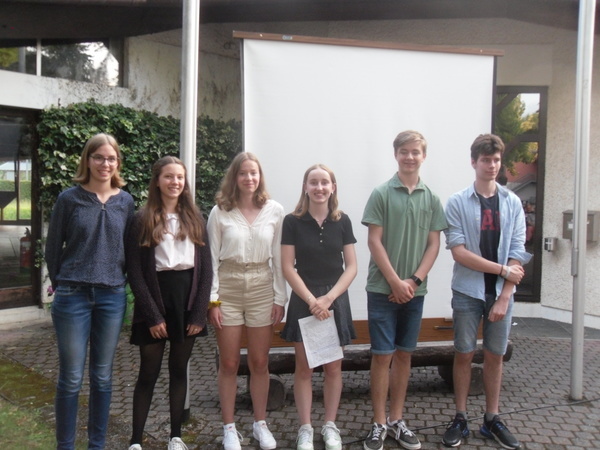 Edith Eicker, Filippa Kuhnert, Pauline Hirt, Jette Pache, Nick Schwarz und Nils Urlaub (v. l. n. r.) haben das Leben und Wirken von Pater Middendorf erforscht. (Foto: Hartwig Kluge)