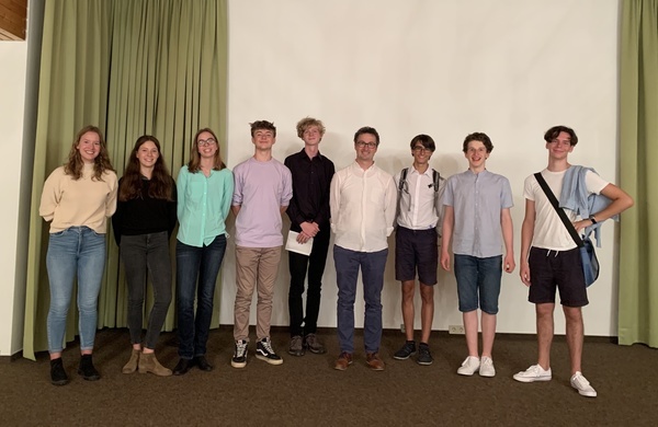 Die Geschichts-AG nach dem Vortrag im katholischen Gemeindehaus Kirchzarten. Von links nach rechts: Pauline Hirt, Filippa Kuhnert, Edith Eicker, Nick Schwarz, Theo Behrends, Claudius Heitz (Lehrer), Emilian Mack, Michael Fischer, Nils Urlaub (nicht auf dem Foto: Fabian Vry, Philip Kiefer und Rosa Schreiner). Die Geschichts-AG nach dem Vortrag im katholischen Gemeindehaus Kirchzarten. Von links nach rechts: Pauline Hirt, Filippa Kuhnert, Edith Eicker, Nick Schwarz, Theo Behrends, Claudius Heitz (Lehrer), Emilian Mack, Michael Fischer, Nils Urlaub (nicht auf dem Foto: Fabian Vry, Philip Kiefer und Rosa Schreiner).
