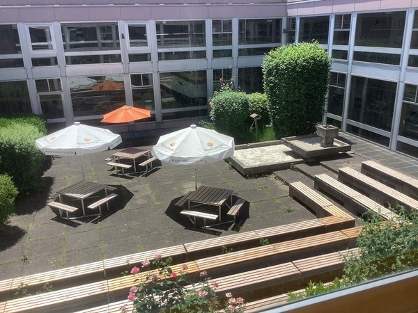 Das neugestaltete Atrium (Juli 2023) Das neugestaltete Atrium (Juli 2023)