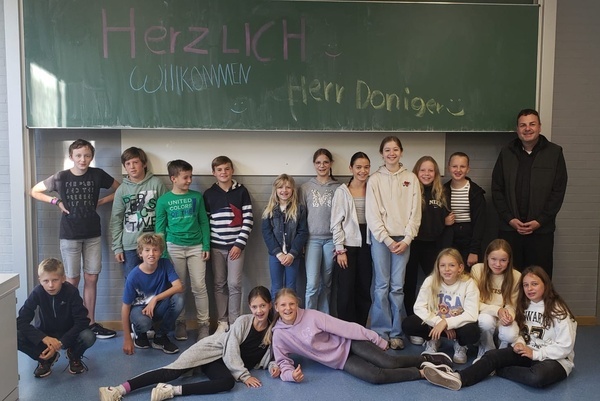 Pfarrer Doninger zu Besuch in der Klasse 6c (Foto: C. Kaltenbach)