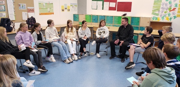 Pfarrer Doninger zu Besuch in der Klasse 6c (Foto: C. Kaltenbach) Pfarrer Doninger zu Besuch in der Klasse 6c (Foto: C. Kaltenbach)