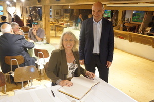 Bürgermeister Kaiser von Buchenbach (r.) und die Senatorin von Haut-Rhin Sabine Drexler im Hansmeyerhof (Foto: Theo Behrends) Bürgermeister Kaiser von Buchenbach (r.) und die Senatorin von Haut-Rhin Sabine Drexler im Hansmeyerhof (Foto: Theo Behrends)