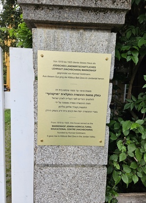 Neue Tafel informiert über die Geschichte des Markenhofs (Foto: Claudius Heitz) Neue Tafel informiert über die Geschichte des Markenhofs (Foto: Claudius Heitz)