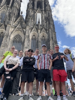 Der Leistungskurs Geschichte vor dem Klner Dom