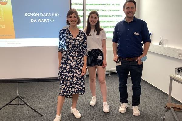 Annika Wulff (kaufmnnische Ausbildungsleiterin), Sophia Gremmelspacher (Auszubildende zur Industriekauffrau im 2. Lehrjahr), Mathias Rombach (technischer Ausbildungsleiter)