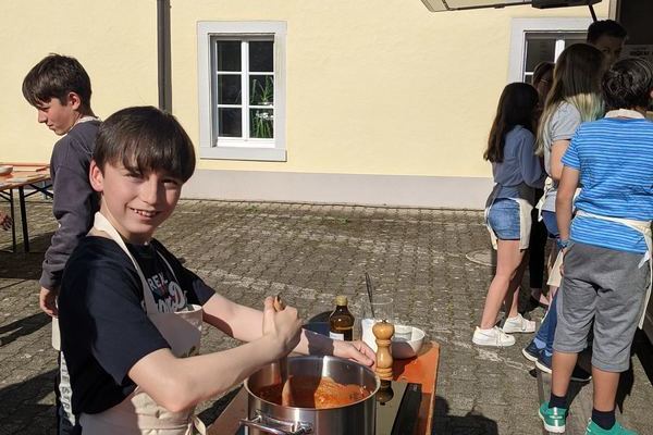 Naturpark-Kochschule zu Besuch am Kolleg in Stegen