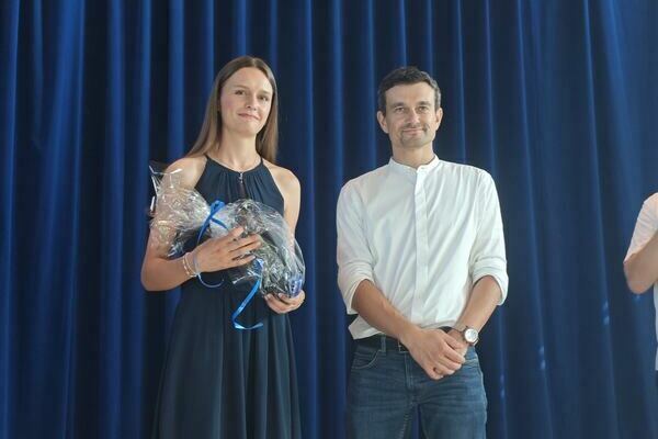 Pia Schuler Herr Edelmann halstrup Beste Abschlusssch�lerin Kolleg RS 2026