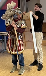 Besuch eines römischen Legionärs (Foto: Sabine Grohnberg) Besuch eines römischen Legionärs (Foto: Sabine Grohnberg)