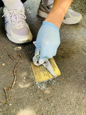 Stolpersteine polieren, Erinnerung bewahren – die 6d setzt ein starkes Zeichen gegen das Vergessen Stolpersteine polieren, Erinnerung bewahren – die 6d setzt ein starkes Zeichen gegen das Vergessen