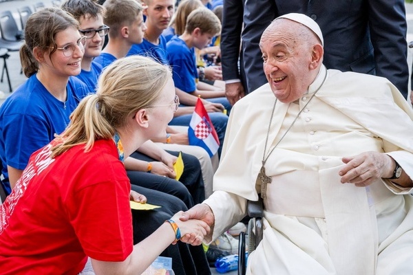 Papst Franziskus bei der XIII. Internationale Ministrantenwallfahrt 2024 am 30. Juli 2024 auf dem Petersplatz in Rom (Vatikan). Deutsche Bischofskonferenz/Maximilian von Lachner